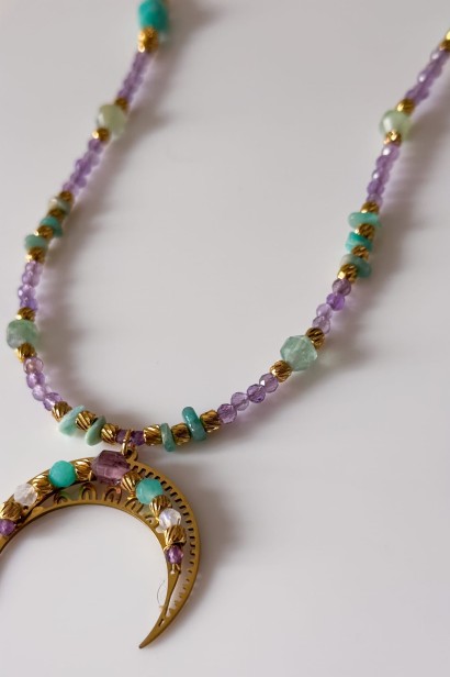 lunula z kamieni naturalnych, naszyjnik z amazonitem, naszyjnik z ametystem, kamień księżycowy biżuteria, naszyjnik z fluorytem, kobiecy talizman, wyjątkowy naszyjnik damski