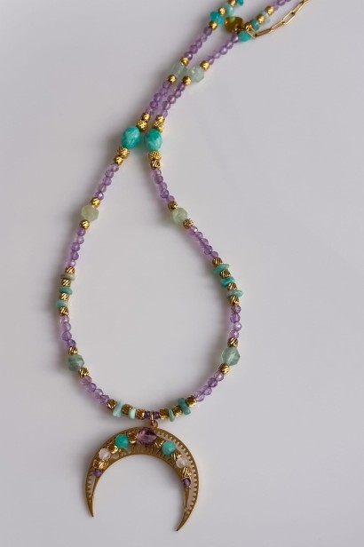 lunula z kamieni naturalnych, naszyjnik z amazonitem, naszyjnik z ametystem, kamień księżycowy biżuteria, naszyjnik z fluorytem, kobiecy talizman, wyjątkowy naszyjnik damski