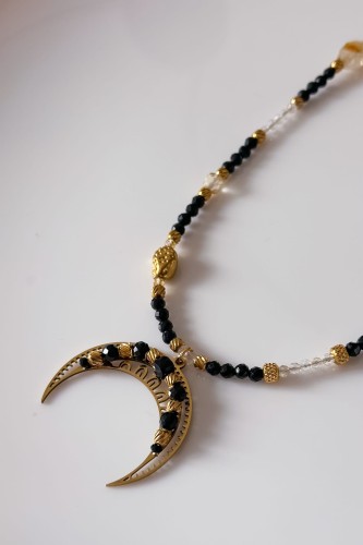 lunula z czarnym turmalinem, naszyjnik z cytrynem, naszyjnik ochronny, biżuteria z kamieni naturalnych, złota lunula, kobiecy talizman, elegancki naszyjnik damski