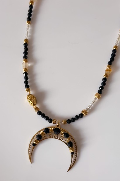 lunula z czarnym turmalinem, naszyjnik z cytrynem, naszyjnik ochronny, biżuteria z kamieni naturalnych, złota lunula, kobiecy talizman, elegancki naszyjnik damski