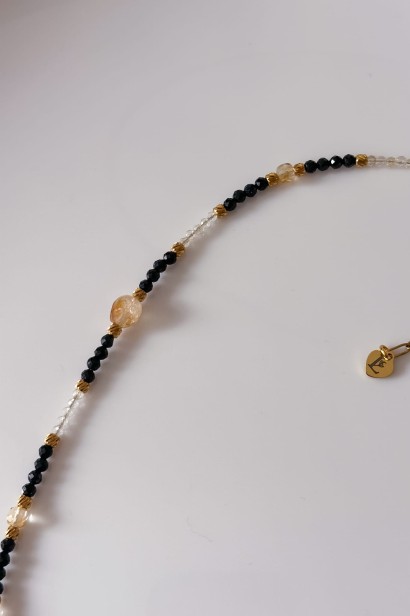 lunula z czarnym turmalinem, naszyjnik z cytrynem, naszyjnik ochronny, biżuteria z kamieni naturalnych, złota lunula, kobiecy talizman, elegancki naszyjnik damski