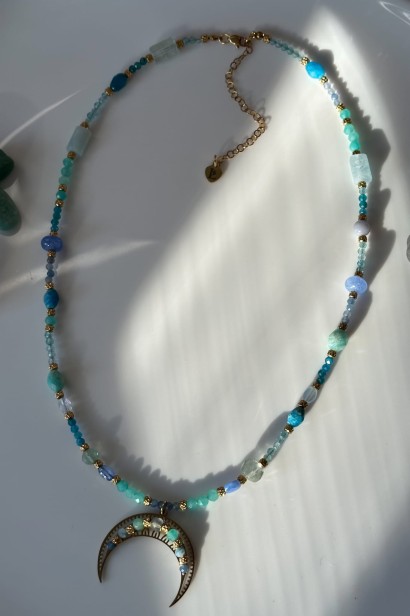 lunula z kamieni naturalnych naszyjnik z fluorytem naszyjnik z amazonitem naszyjnik z akwamarynem biżuteria z kamieni naturalnych damska naszyjnik z apatytu naszyjnik z chalcedonu lunula z kamieni niebieskich naszyjnik  z kamieni naturalnych
