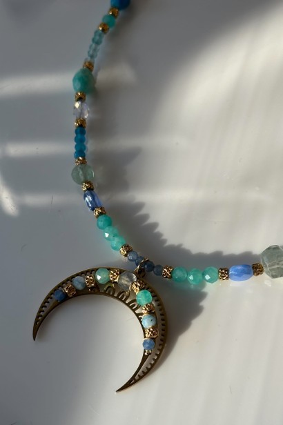 lunula z kamieni naturalnych naszyjnik z fluorytem naszyjnik z amazonitem naszyjnik z akwamarynem biżuteria z kamieni naturalnych damska naszyjnik z apatytu naszyjnik z chalcedonu lunula z kamieni niebieskich naszyjnik  z kamieni naturalnych