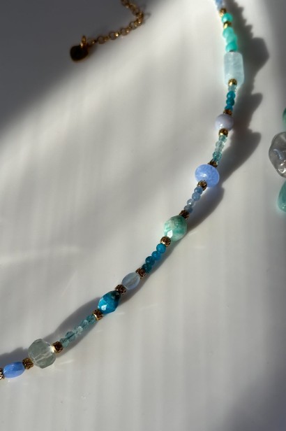 lunula z kamieni naturalnych naszyjnik z fluorytem naszyjnik z amazonitem naszyjnik z akwamarynem biżuteria z kamieni naturalnych damska naszyjnik z apatytu naszyjnik z chalcedonu lunula z kamieni niebieskich naszyjnik  z kamieni naturalnych