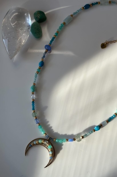 lunula z kamieni naturalnych naszyjnik z fluorytem naszyjnik z amazonitem naszyjnik z akwamarynem biżuteria z kamieni naturalnych damska naszyjnik z apatytu naszyjnik z chalcedonu lunula z kamieni niebieskich naszyjnik  z kamieni naturalnych