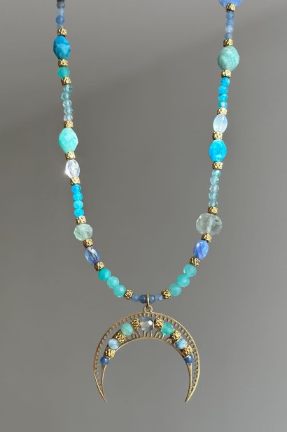 lunula z kamieni naturalnych naszyjnik z fluorytem naszyjnik z amazonitem naszyjnik z akwamarynem biżuteria z kamieni naturalnych damska naszyjnik z apatytu naszyjnik z chalcedonu lunula z kamieni niebieskich naszyjnik  z kamieni naturalnych