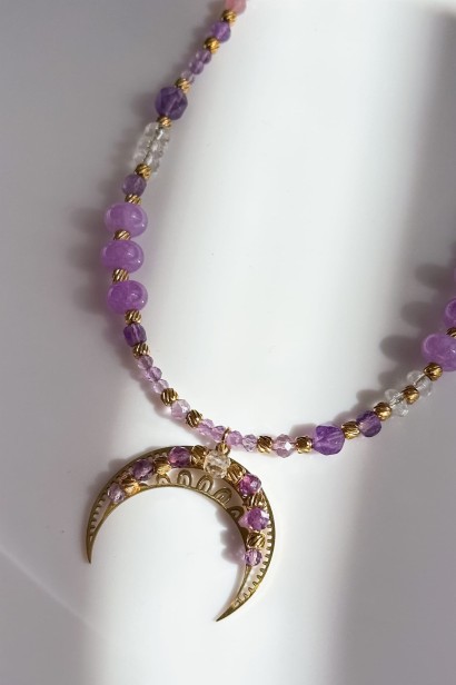 liliowa lunula naszyjnik naszyjnik z ametystem i kwarcem różowym naszyjnik z kamieni naturalnych unikat biżuteria z jadeitem i kryształem górskim naszyjnik stal szlachetna regulowana długość