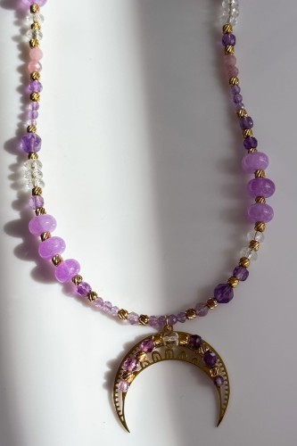 liliowa lunula naszyjnik naszyjnik z ametystem i kwarcem różowym naszyjnik z kamieni naturalnych unikat biżuteria z jadeitem i kryształem górskim naszyjnik stal szlachetna regulowana długość