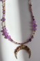 liliowa lunula naszyjnik naszyjnik z ametystem i kwarcem różowym naszyjnik z kamieni naturalnych unikat biżuteria z jadeitem i kryształem górskim naszyjnik stal szlachetna regulowana długość