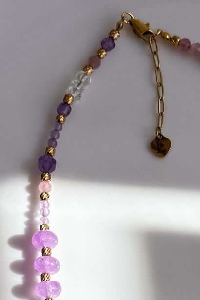 liliowa lunula naszyjnik naszyjnik z ametystem i kwarcem różowym naszyjnik z kamieni naturalnych unikat biżuteria z jadeitem i kryształem górskim naszyjnik stal szlachetna regulowana długość