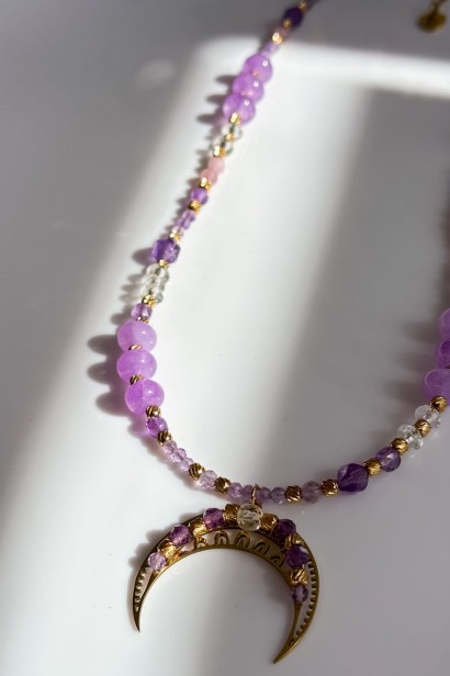 liliowa lunula naszyjnik naszyjnik z ametystem i kwarcem różowym naszyjnik z kamieni naturalnych unikat biżuteria z jadeitem i kryształem górskim naszyjnik stal szlachetna regulowana długość