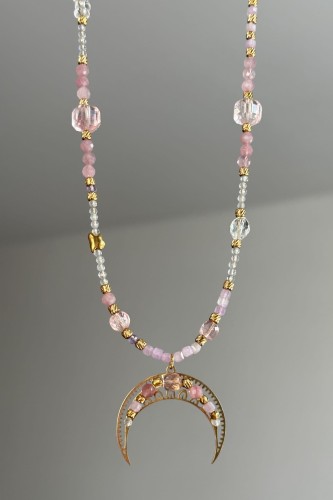 różana lunula naszyjnik naszyjnik z kwarcem różowym i labradorytem naszyjnik z kamieni naturalnych unikat biżuteria z berylem i kryształem górskim naszyjnik stal szlachetna regulowana długość