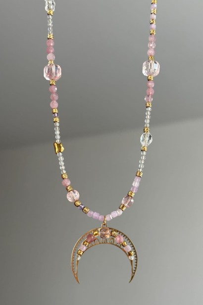 różana lunula naszyjnik naszyjnik z kwarcem różowym i labradorytem naszyjnik z kamieni naturalnych unikat biżuteria z berylem i kryształem górskim naszyjnik stal szlachetna regulowana długość