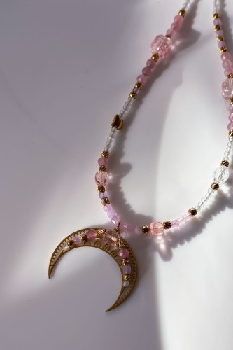 różana lunula naszyjnik naszyjnik z kwarcem różowym i labradorytem naszyjnik z kamieni naturalnych unikat biżuteria z berylem i kryształem górskim naszyjnik stal szlachetna regulowana długość
