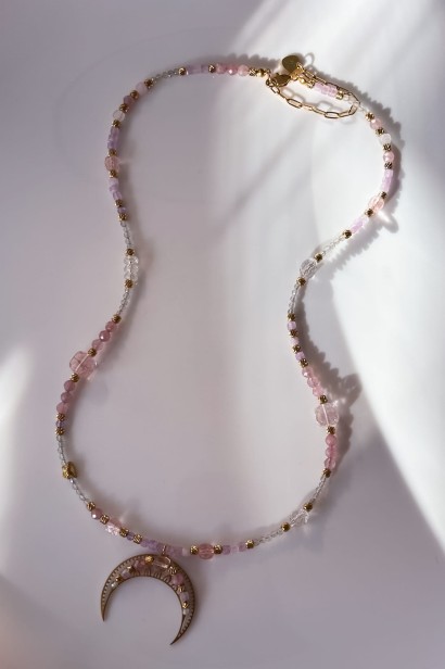 różana lunula naszyjnik naszyjnik z kwarcem różowym i labradorytem naszyjnik z kamieni naturalnych unikat biżuteria z berylem i kryształem górskim naszyjnik stal szlachetna regulowana długość