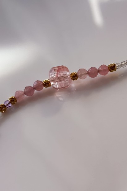różana lunula naszyjnik naszyjnik z kwarcem różowym i labradorytem naszyjnik z kamieni naturalnych unikat biżuteria z berylem i kryształem górskim naszyjnik stal szlachetna regulowana długość