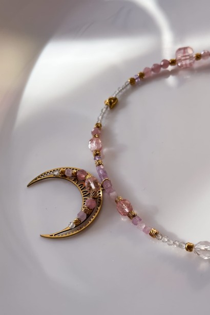 różana lunula naszyjnik naszyjnik z kwarcem różowym i labradorytem naszyjnik z kamieni naturalnych unikat biżuteria z berylem i kryształem górskim naszyjnik stal szlachetna regulowana długość