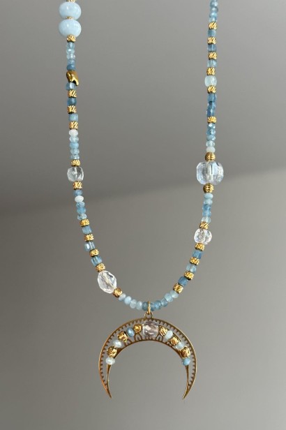 błękitna lunula naszyjnik naszyjnik z akwamarynem i jadeitem naszyjnik z kamieni naturalnych unikat biżuteria z kryształem górskim naszyjnik stal szlachetna regulowana długość