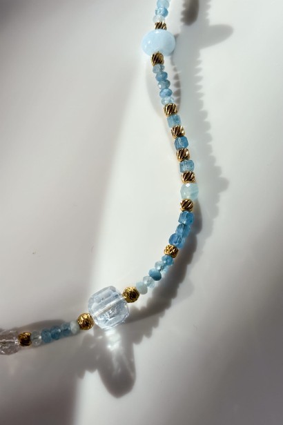 błękitna lunula naszyjnik naszyjnik z akwamarynem i jadeitem naszyjnik z kamieni naturalnych unikat biżuteria z kryształem górskim naszyjnik stal szlachetna regulowana długość