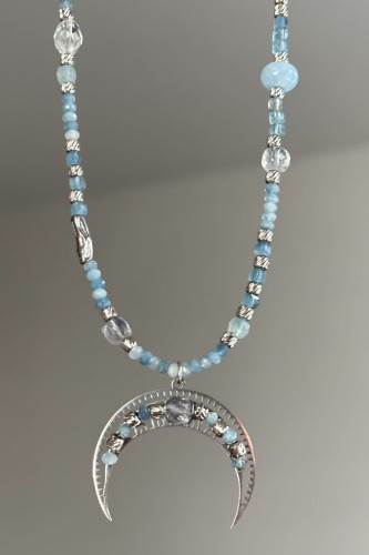 błękitna lunula srebrna naszyjnik naszyjnik z akwamarynem i jadeitem naszyjnik z kamieni naturalnych unikat biżuteria z kryształem górskim srebrna naszyjnik stal szlachetna regulowana długość