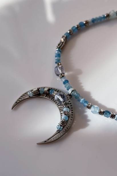 błękitna lunula srebrna naszyjnik naszyjnik z akwamarynem i jadeitem naszyjnik z kamieni naturalnych unikat biżuteria z kryształem górskim srebrna naszyjnik stal szlachetna regulowana długość