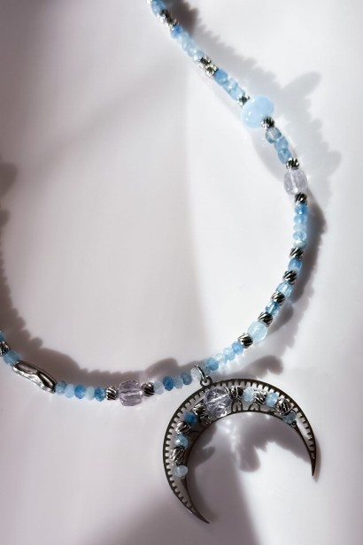 błękitna lunula srebrna naszyjnik naszyjnik z akwamarynem i jadeitem naszyjnik z kamieni naturalnych unikat biżuteria z kryształem górskim srebrna naszyjnik stal szlachetna regulowana długość