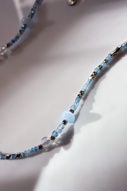błękitna lunula srebrna naszyjnik naszyjnik z akwamarynem i jadeitem naszyjnik z kamieni naturalnych unikat biżuteria z kryształem górskim srebrna naszyjnik stal szlachetna regulowana długość