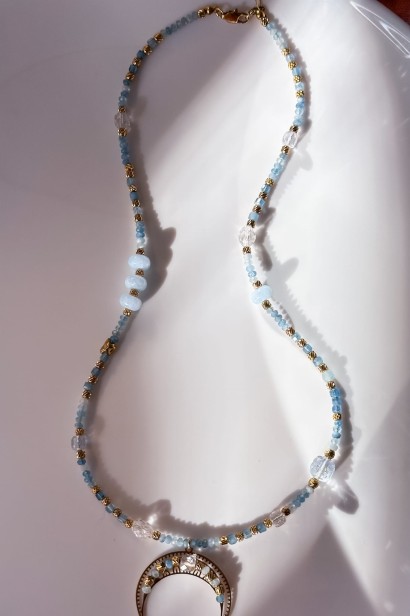 błękitna lunula srebrna naszyjnik naszyjnik z akwamarynem i jadeitem naszyjnik z kamieni naturalnych unikat biżuteria z kryształem górskim srebrna naszyjnik stal szlachetna regulowana długość