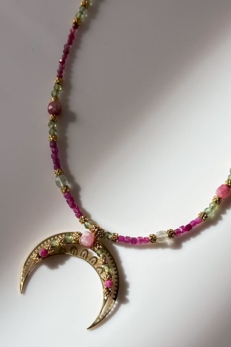 rubinowa lunula naszyjnik naszyjnik z rubinem i turmalinem naszyjnik z kamieni naturalnych unikat biżuteria z prehnitem i kyjanitem naszyjnik stal szlachetna regulowana długoś