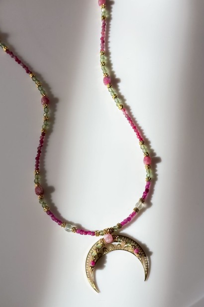 rubinowa lunula naszyjnik naszyjnik z rubinem i turmalinem naszyjnik z kamieni naturalnych unikat biżuteria z prehnitem i kyjanitem naszyjnik stal szlachetna regulowana długoś