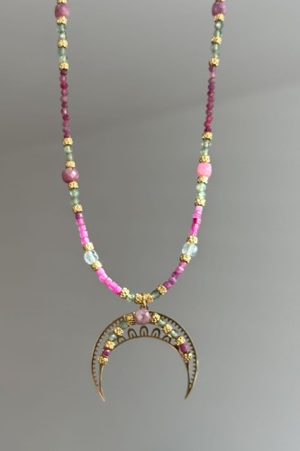 rubinowa lunula naszyjnik naszyjnik z rubinem i turmalinem naszyjnik z kamieni naturalnych unikat biżuteria z prehnitem i kyjanitem naszyjnik stal szlachetna regulowana długoś