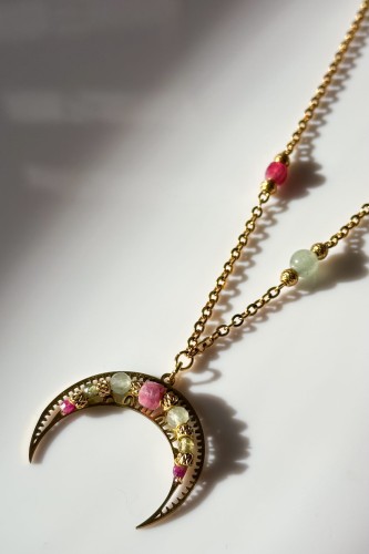 lunula na łańcuszku naszyjnik naszyjnik z turmalinem i awenturynem naszyjnik z kamieni naturalnych unikat biżuteria z oliwinem naszyjnik stal szlachetna regulowana długość