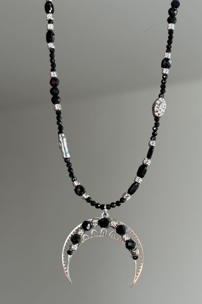 czarna lunula naszyjnik naszyjnik z czarnym turmalinem naszyjnik ochronny kamienie naturalne biżuteria stal szlachetna srebrna naszyjnik regulowana długość unikat