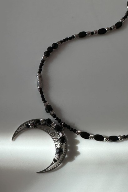 czarna lunula naszyjnik naszyjnik z czarnym turmalinem naszyjnik ochronny kamienie naturalne biżuteria stal szlachetna srebrna naszyjnik regulowana długość unikat