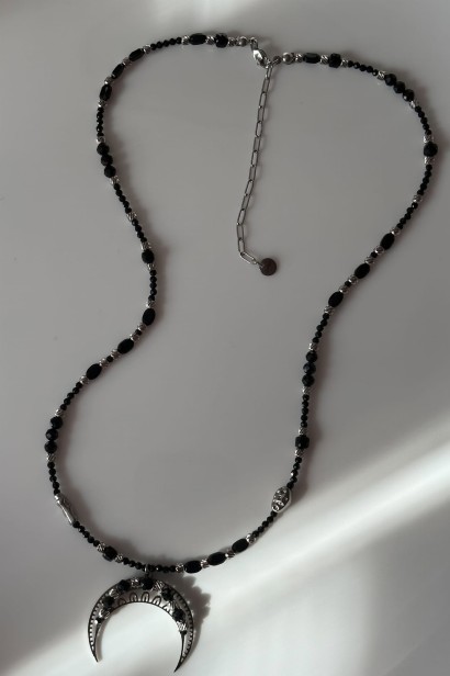 czarna lunula naszyjnik naszyjnik z czarnym turmalinem naszyjnik ochronny kamienie naturalne biżuteria stal szlachetna srebrna naszyjnik regulowana długość unikat