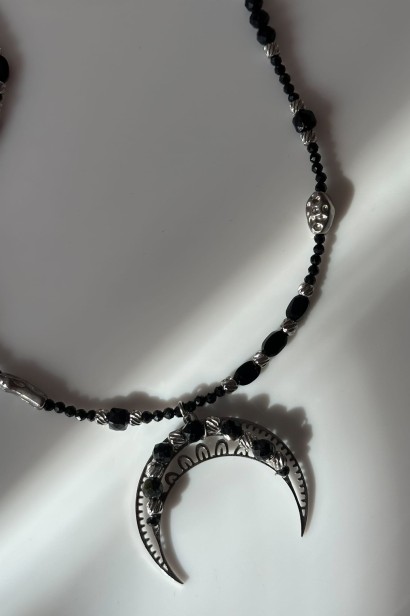 czarna lunula naszyjnik naszyjnik z czarnym turmalinem naszyjnik ochronny kamienie naturalne biżuteria stal szlachetna srebrna naszyjnik regulowana długość unikat