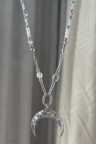 lunula naszyjnik kamienie naturalne kunzyt fluoryt apatyt turmalin beryl naszyjnik z księżycem stal szlachetna unikatowa biżuteria handmade lunula naszyjnik regulowany kamienie naturalne pastelowe delikatny naszyjnik z kamieniami naturalnymi