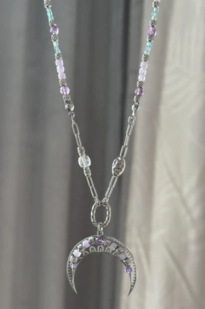 lunula naszyjnik kamienie naturalne kunzyt fluoryt apatyt turmalin beryl naszyjnik z księżycem stal szlachetna unikatowa biżuteria handmade lunula naszyjnik regulowany kamienie naturalne pastelowe delikatny naszyjnik z kamieniami naturalnymi