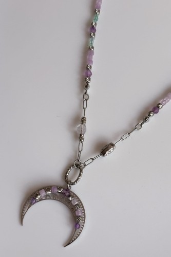 lunula naszyjnik kamienie naturalne kunzyt fluoryt apatyt turmalin beryl naszyjnik z księżycem stal szlachetna unikatowa biżuteria handmade lunula naszyjnik regulowany kamienie naturalne pastelowe delikatny naszyjnik z kamieniami naturalnymi