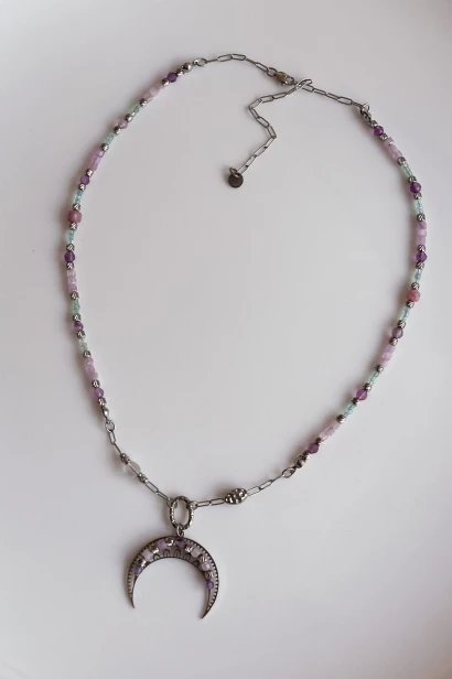 lunula naszyjnik kamienie naturalne kunzyt fluoryt apatyt turmalin beryl naszyjnik z księżycem stal szlachetna unikatowa biżuteria handmade lunula naszyjnik regulowany kamienie naturalne pastelowe delikatny naszyjnik z kamieniami naturalnymi
