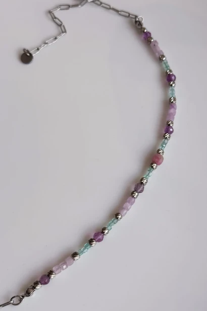 lunula naszyjnik kamienie naturalne kunzyt fluoryt apatyt turmalin beryl naszyjnik z księżycem stal szlachetna unikatowa biżuteria handmade lunula naszyjnik regulowany kamienie naturalne pastelowe delikatny naszyjnik z kamieniami naturalnymi