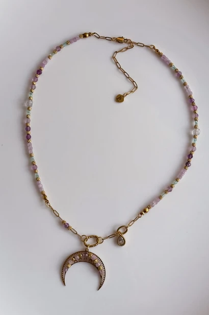 lunula naszyjnik kunzyt fluoryt apatyt beryl naszyjnik z księżycem złoty stal szlachetna unikatowa biżuteria handmade lunula naszyjnik regulowany kamienie naturalne pastelowe delikatny naszyjnik kobiecy z kamieniami