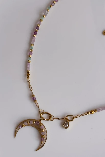 lunula naszyjnik kunzyt fluoryt apatyt beryl naszyjnik z księżycem złoty stal szlachetna unikatowa biżuteria handmade lunula naszyjnik regulowany kamienie naturalne pastelowe delikatny naszyjnik kobiecy z kamieniami