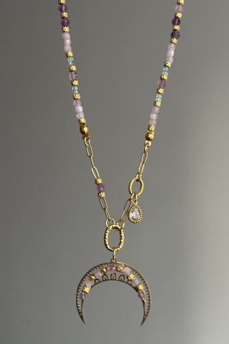 lunula naszyjnik kunzyt fluoryt apatyt beryl naszyjnik z księżycem złoty stal szlachetna unikatowa biżuteria handmade lunula naszyjnik regulowany kamienie naturalne pastelowe delikatny naszyjnik kobiecy z kamieniami