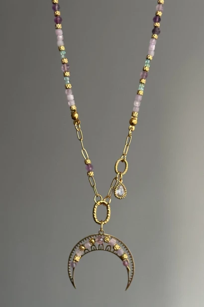 lunula naszyjnik kunzyt fluoryt apatyt beryl naszyjnik z księżycem złoty stal szlachetna unikatowa biżuteria handmade lunula naszyjnik regulowany kamienie naturalne pastelowe delikatny naszyjnik kobiecy z kamieniami