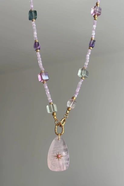 naszyjnik kwarc różowy kunzyt fluoryt cytryn ametyst naszyjnik pastelowy kamienie naturalne złoty unikatowy naszyjnik handmade premium biżuteria z kamieni naturalnych kobieca naszyjnik z zawieszką kwarc różowy stal szlachetna