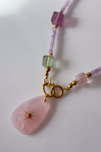naszyjnik kwarc różowy kunzyt fluoryt cytryn ametyst naszyjnik pastelowy kamienie naturalne złoty unikatowy naszyjnik handmade premium biżuteria z kamieni naturalnych kobieca naszyjnik z zawieszką kwarc różowy stal szlachetna