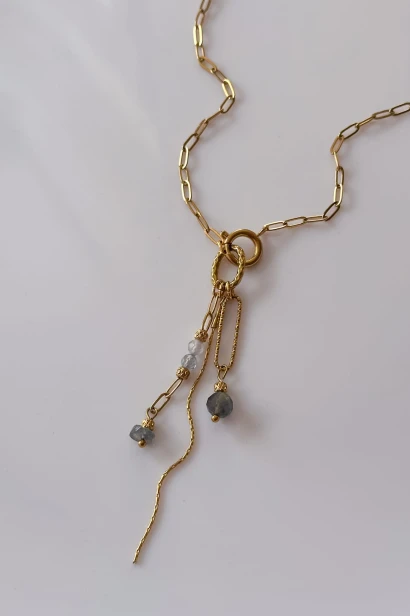 naszyjnik labradoryt złoty stal szlachetna naszyjnik z labradorytem unikat biżuteria handmade z kamieni naturalnych delikatny naszyjnik z zawieszką labradoryt naszyjnik regulowany złoty minimalistyczny