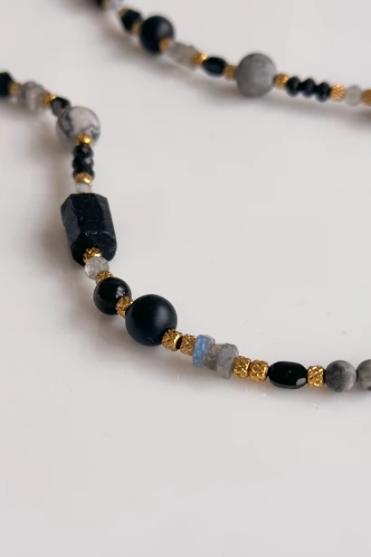 lunula naszyjnik z kamieni naturalnych, naszyjnik czarny turmalin labradoryt onyks jaspis, lunula stal szlachetna, naszyjnik ręcznie robiony Polska, biżuteria symboliczna damska, naszyjnik z lunulą znaczenie