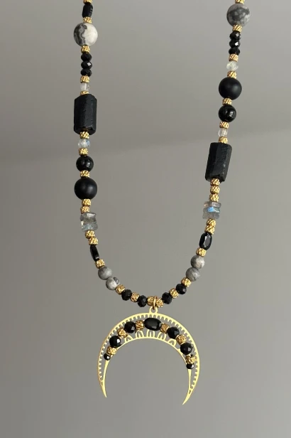 lunula naszyjnik z kamieni naturalnych, naszyjnik czarny turmalin labradoryt onyks jaspis, lunula stal szlachetna, naszyjnik ręcznie robiony Polska, biżuteria symboliczna damska, naszyjnik z lunulą znaczenie